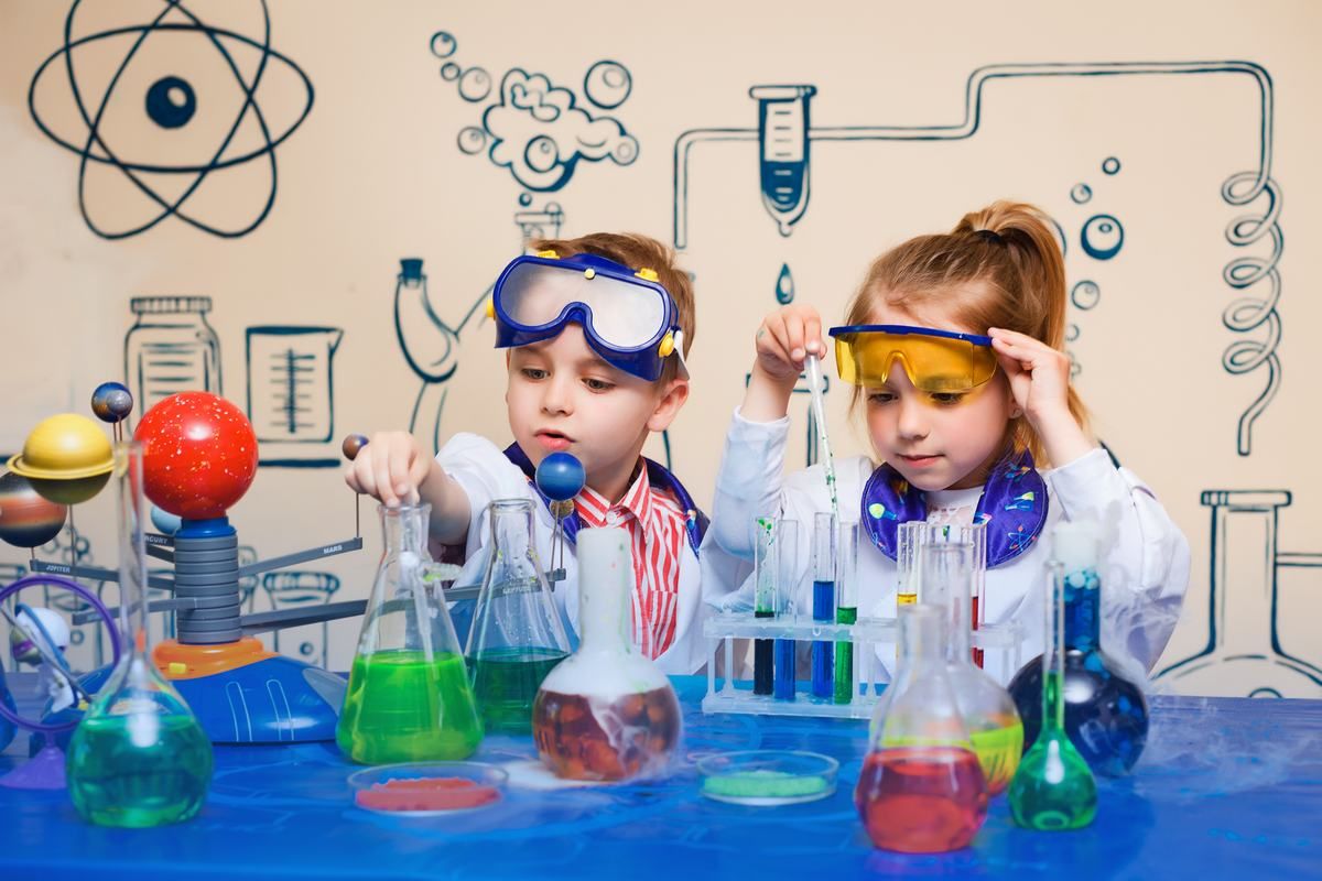 Chłopiec i dziewczynka wykonują eksperyment chemiczny