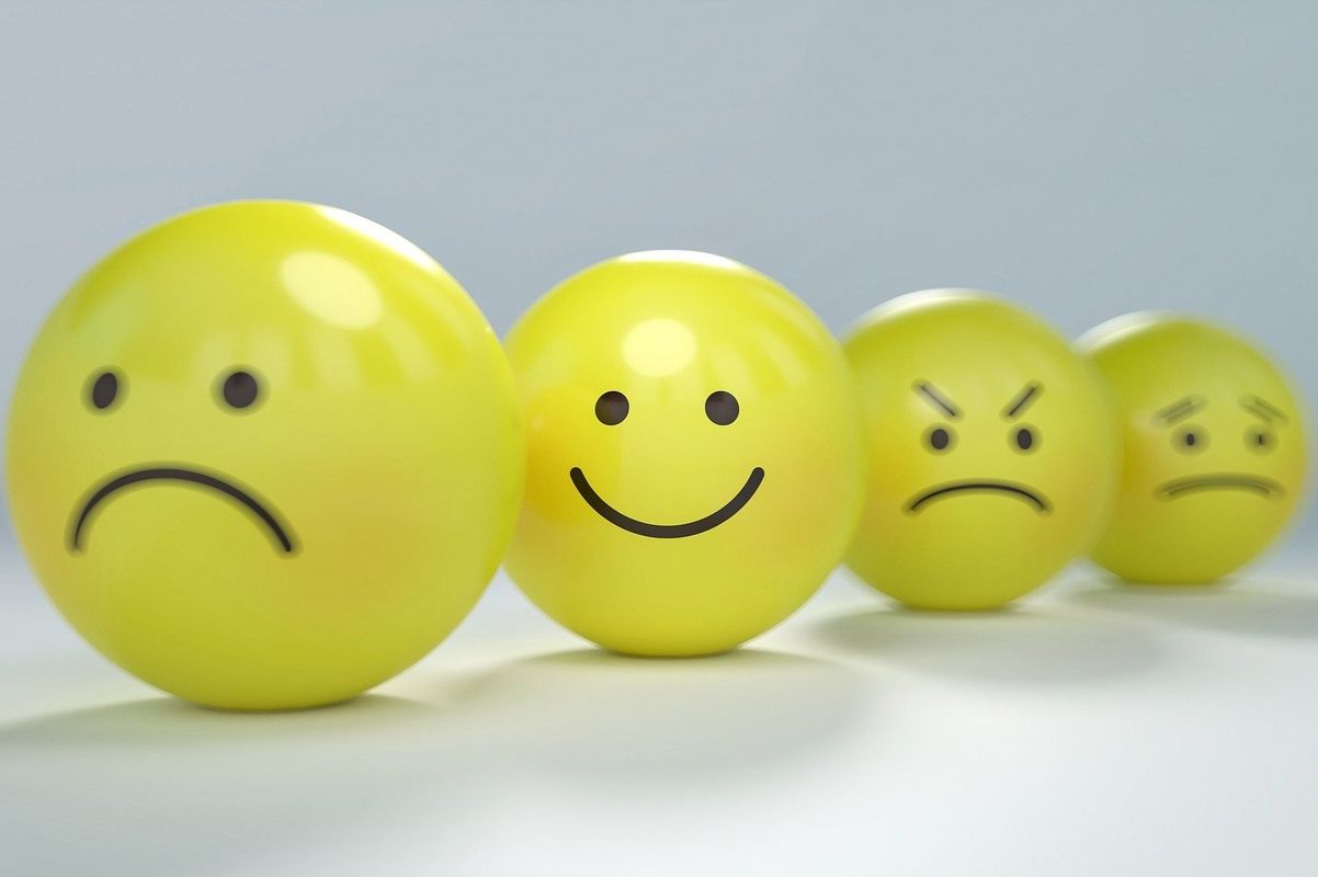 Buźki - emotikony przedstawiające emocje: smutek, radość, złość